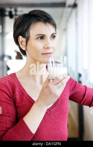 Femme avec boisson froide Banque D'Images