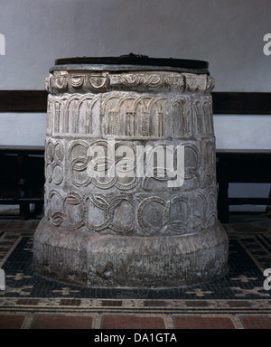 La police saxonne en baptistère de l'église St Martin, à Canterbury. Utilisé pour l'adulte le baptême chrétien du Roi Ethelbert c 598. Symboles de la vie éternelle Banque D'Images