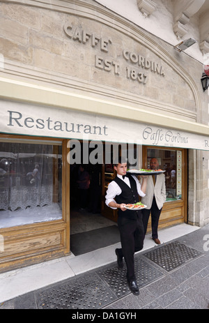 Café,serveur,CODINA, ST.JOHN'S,CARRE, LA VALETTE Banque D'Images