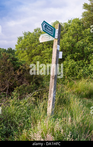 Teignmouth, Devon, Angleterre. Le 29 juin 2013. Un sentier public signe à un angle maladroit mis là par Devon County Council. Banque D'Images