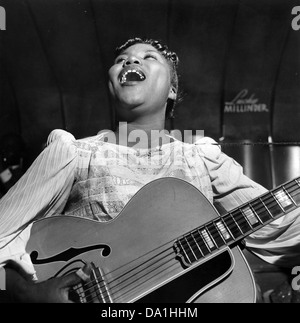 SISTER Rosetta Tharpe (1915-1973) chanteuse de Gospel à propos de 1943 US Banque D'Images