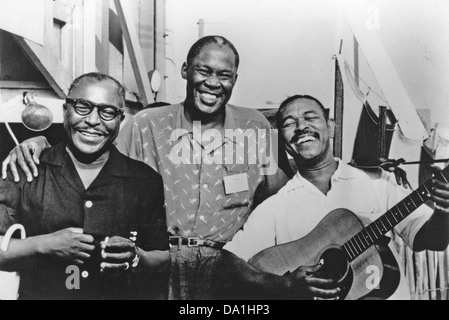 MEMPHIS SLIM met ses bras autour de Sonny Terry et Brownie McGhee à gauche photo promotionnelle ina environ 1970 Banque D'Images