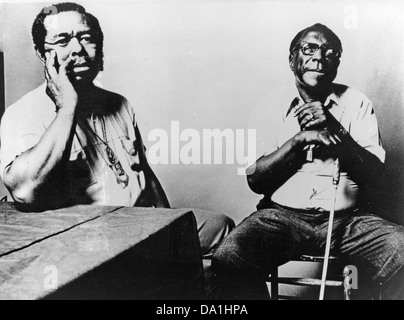 SONNY Terry et Brownie MCGHEE photo promotionnelle de chanteurs de blues américain avec Terry à droite Banque D'Images