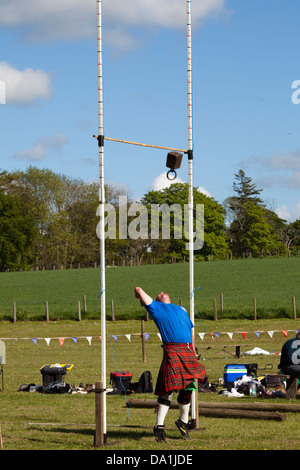 Cornhill, ÉCOSSE - 2 juin 2012 : le poids au-dessus de la barre à un événement Scottish Highland Games Banque D'Images