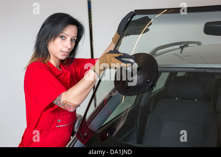 Glazier dépose du pare-brise ou le pare-brise d'une voiture Banque D'Images