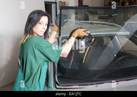 Glazier dépose du pare-brise ou le pare-brise d'une voiture Banque D'Images