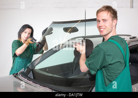 Glazier dépose du pare-brise ou le pare-brise d'une voiture Banque D'Images