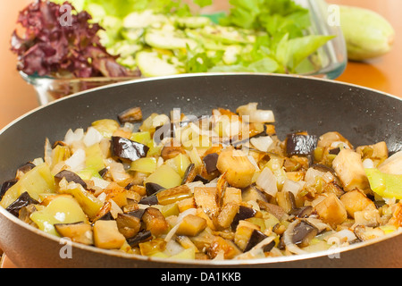 Tranches d'aubergine et le poivron frit dans une casserole closeup Banque D'Images