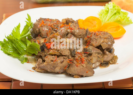 Foie de poulet frit avec des légumes et arrosé le safran Banque D'Images