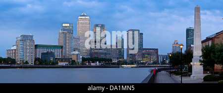 Le quartier financier de Canary Wharf, au crépuscule, en vue de l'autre côté de la Tamise, Londres, Angleterre Banque D'Images