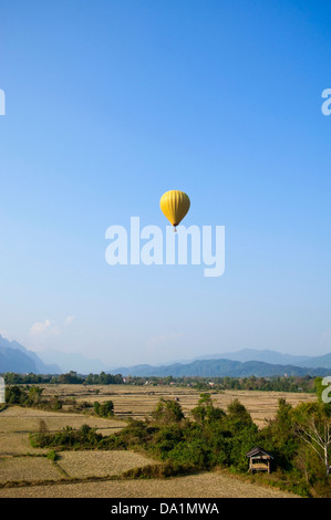 Vue aérienne verticale d'un ballon à air chaud en vol et le paysage autour de Vang Vieng. Banque D'Images