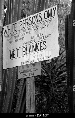 Noir et blanc photo de l'ancien Apartheid signe sur l'affichage à l'Evita se Perron, Darling, Western Cape, Afrique du Sud. Banque D'Images