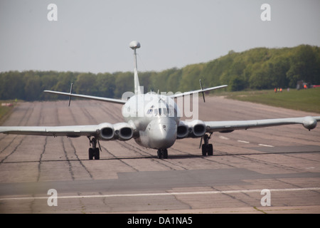 Des avions de patrouille maritime Nimrod RAF Bruntingthorpe UK à l'aérodrome de taxis, le long de la piste Banque D'Images