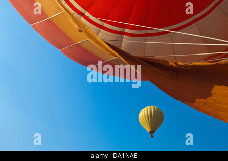 Vue horizontale de deux montgolfières en vol contre un ciel bleu. Banque D'Images