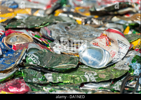 Broyés et mis en balles les canettes en aluminium pour le recyclage Banque D'Images