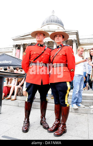 Londres, Royaume-Uni. 1er juillet 2013. Deux agents de la Gendarmerie royale du Canada se tenir à Trafalgar Square au cours de l'événement international de la fête du Canada, le 1er juillet 2013. Crédit : Jamie Gray/Alamy Live News Banque D'Images