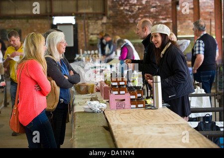 Les clients et les vendeurs au marché des fermiers de Malton mensuel Ryedale North Yorkshire Angleterre UK Banque D'Images