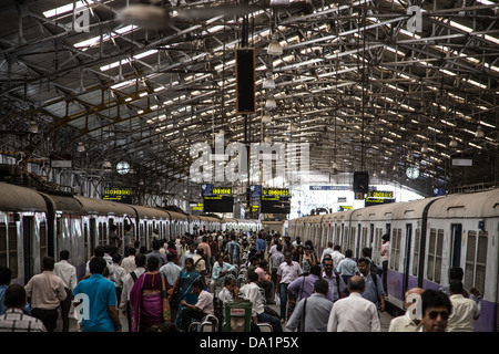 Churchgate station ferroviaire de banlieue, Mumbai, Inde Banque D'Images