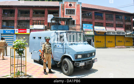 Srinagar Cachemire sous administration indienne, 10 avril 2013. Un soldat indien gardes paramilitaires lors d'un arrêt d'une route dans la région de Srinagar, capitale de l'été le Cachemire sous administration indienne . Un arrêt complet est observée dans la région de l'himalaya contre l'assassinat de deux soldats de l'armée indienne par des jeunes en matière de district Sumbal Bandipora hier. (Sofi Suhail/ Alamy Live News) Banque D'Images