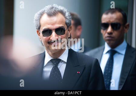 Londres, UK - 1 juillet 2013 : le prince saoudien al-Waleed bin Talal bin Abdul-Aziz al-Saud en raison de témoigner lors d'une haute cour de plusieurs millions de lutte sur la vente d'un avion de ligne à l'ancien dirigeant libyen, le colonel Mouammar Kadhafi. consultant sharab daad affirme que le prince - qui est propriétaire de l'hôtel Savoy à Londres - ne lui doit environ £6,5 millions de commission pour l'article qu'elle a joué dans une affaire airbus 2005. Le prince al-Waleed conteste sa demande et refuse que l'accord qui a été pris pour une commission 'spécifique'. crédit : Piero cruciatti/Alamy live news Banque D'Images