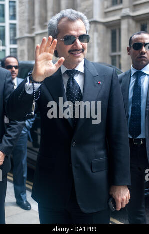 Londres, UK - 1 juillet 2013 : le prince saoudien al-Waleed bin Talal bin Abdul-Aziz al-Saud en raison de témoigner lors d'une haute cour de plusieurs millions de lutte sur la vente d'un avion de ligne à l'ancien dirigeant libyen, le colonel Mouammar Kadhafi. consultant sharab daad affirme que le prince - qui est propriétaire de l'hôtel Savoy à Londres - ne lui doit environ £6,5 millions de commission pour l'article qu'elle a joué dans une affaire airbus 2005. Le prince al-Waleed conteste sa demande et refuse que l'accord qui a été pris pour une commission 'spécifique'. crédit : Piero cruciatti/Alamy live news Banque D'Images