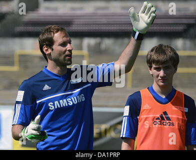 Prague, République tchèque. 1er juillet 2013. Le gardien de Chelsea Petr Cech est vu lors d'une formation de jeunes footballeurs à l'occasion de la 8ème Académie de football de Petr Cech à Prague, en République tchèque, le 1er juillet 2013. (Photo/CTK Katerina Sulova) Credit : CTK/Alamy Live News Banque D'Images