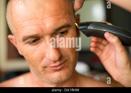 Close-up : Des profils homme être rasé au salon de coiffure. Banque D'Images