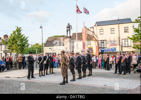 Dromore, Irlande du Nord. 29 Juin, 2013. Les Orangistes et les bandes locales réunis à Dromore town square pour célébrer la visite de Sir Edward Carson à la ville il y a cent ans. Les membres du public ont été divertis par des danseurs écossais avant la reconstitution et des discours. Credit : Roger Bradley/Alamy Live News Banque D'Images