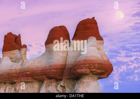 Blocs de roche rouge après le coucher du soleil et lune dans Blue Canyon area de Moenkopi laver au sud de Tonalea, Arizona, USA Banque D'Images