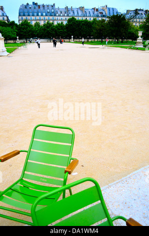 Chaises de jardin vert au premier plan du jardin des Tuileries, Paris Banque D'Images