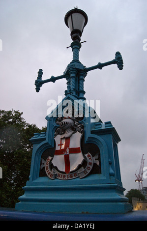 Standard lampe avec City de Londres armoiries sur l'approche de Tower Bridge, Londres, Angleterre Banque D'Images