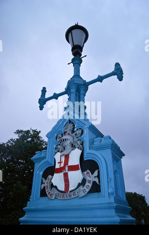 Standard lampe avec City de Londres armoiries sur l'approche de Tower Bridge, Londres, Angleterre Banque D'Images