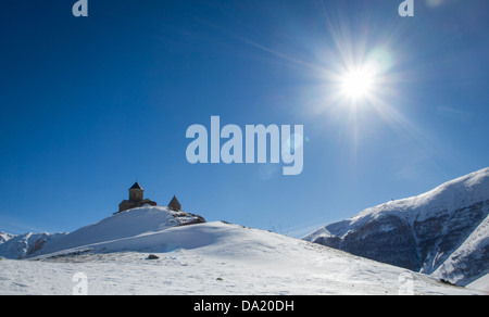 L'église de trinité Gergeti (Tsminda Sameba) dans les montagnes du Caucase en Géorgie. Banque D'Images