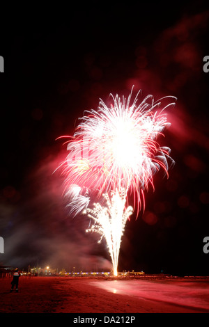 La Feria de Marbella, la fiesta annuelle, commence par un artifice spectaculaire et palpitant. Banque D'Images