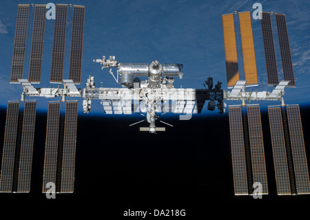 L'amélioration de l'image de l'ordinateur de la NASA La Station spatiale internationale (ISS), volant au-dessus de la terre Banque D'Images