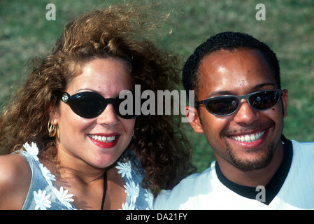 Couple at Notting Hill Carnival, l'ouest de Londres, Royaume-Uni. 1998. Banque D'Images