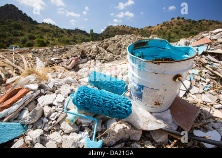 Déchets déposés illégalement à Skala Eresou, Lesbos, Grèce. Banque D'Images