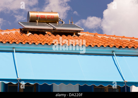 Des panneaux solaires sur des maisons à Skala Eresou sur Lesbos, Grèce. Banque D'Images