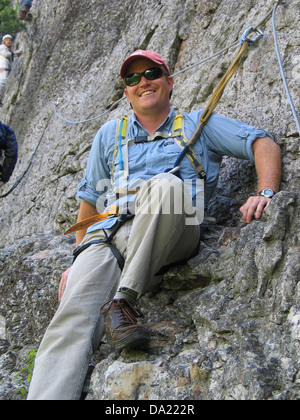 L'homme porte un harnais assis sur des rochers, Nelson Rocks, West Virginia, United States of America Banque D'Images