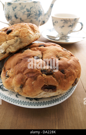 Un Teacakes grillées gâteau traditionnel britannique de raisin, raisin sec et les épices dans un petit pain. Souvent consommés comme collation avec thé de l'après-midi. Banque D'Images