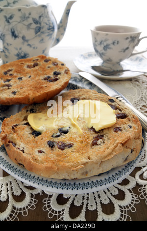 Un Teacakes grillées gâteau traditionnel britannique de raisin, raisin sec et les épices dans un petit pain. Souvent consommés comme collation avec thé de l'après-midi. Banque D'Images