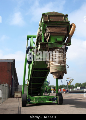 Le (dé)chargeur de navire de manutention de vrac Breseton est un navire spécialisé conçu pour le chargement et le déchargement efficaces de matériaux en vrac. Il joue un rôle clé dans la logistique maritime, en particulier dans les opérations portuaires qui transportent des marchandises en vrac telles que le charbon, les céréales ou le minerai. Banque D'Images