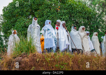 Les pèlerins avec le traditionnel châle blanc assister à une cérémonie à la Bete Medhane Alem Église, Lalibela, Éthiopie Banque D'Images