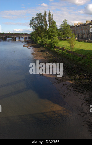 Bord de l'eau sur la rive sud de la rivière Clyde à Glasgow, Ecosse Banque D'Images