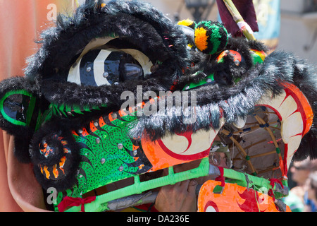 Gros plan du chef du dragon chinois dans la parade du solstice d'été à Santa Barbara, Californie Banque D'Images