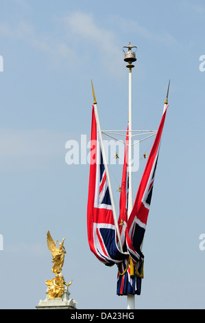 Union Jacks volant dans le Mall pour Mariage Royal Banque D'Images