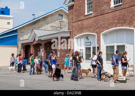 Les propriétaires d'animaux en file d'attente avec leurs chiens gratuitement des vaccins contre la rage donné par le village de Canajoharie, New York, Mohawk Valley Banque D'Images