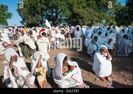 Les pèlerins avec le traditionnel châle blanc assister à une cérémonie à la Bete Medhane Alem église, Lalibela, Éthiopie Banque D'Images