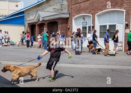 Les propriétaires d'animaux en file d'attente avec leurs chiens gratuitement des vaccins contre la rage donné par le village de Canajoharie, New York, Mohawk Valley Banque D'Images