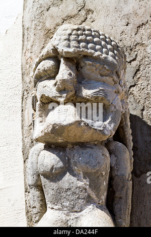 Statue de pierre d'une Polynésie Française dieu s'affiche à l'extérieur du Musée du surf dans la zone de Funk à Santa Barbara, Californie Banque D'Images